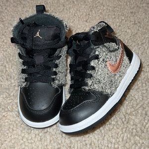 Nike Air Jordan 1 Retro High TD Bronze Black Fur Girls
Shoes Size 6